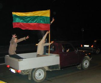 Litauen: begeisterte Fans mit Nationalflagge