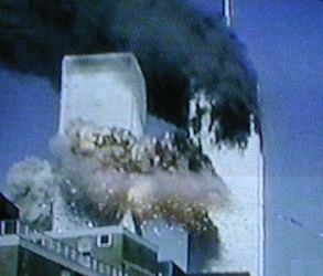 Zerstörung des World Trade Centers, dem mit 420m - mit Sendemast 526m - einst höchsten Gebäude der Welt