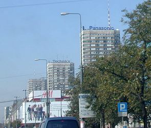 Warschau: Hochhäuser mit Werbung