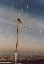 RADIO 101-antenne VHF sur tour Roi Baudouin, rayonnant vers Aix-la Chapelle, Allemagne