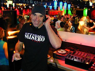 Salsa-DJ Michael im Soda-Club, Berlin