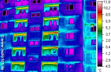 Gebäudethermographie: Wärmebildaufnahme eines Mehrfamilienhauses in Düsseldorf