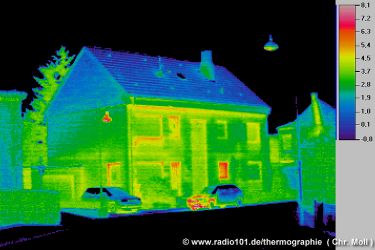 Gebäudethermographie, Beispiel (man sieht, dass an den Fenstern Wärme entweicht - click to enlarge) - Kamera: IVN 770P