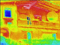 Infrarotaufnahme / Wärmebild / Thermografische Aufnahme: Haus im Sommer (in der Scheibe spiegelt sich der wesentlich kältere Himmel, daher wird dort scheinbar eine viel niedrigere Temperatur angezeigt)