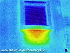 wärmebild: Heizung unter Fenster gibt Wärme nach draussen ab - Infrarotaufnahme / Wärmebild / Thermografische Aufnahme