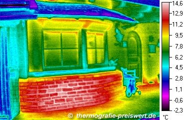 Haus: nicht ausreichend isolierte Warmwasserleitungen in Steinmauer; Gebäudethermographie / Wärmebild / Thermografische Aufnahme